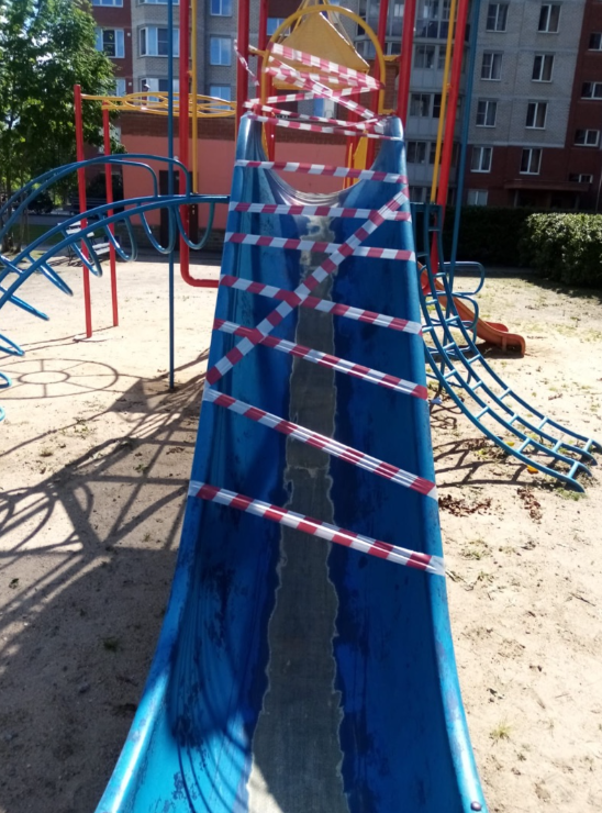Детская горка во дворе